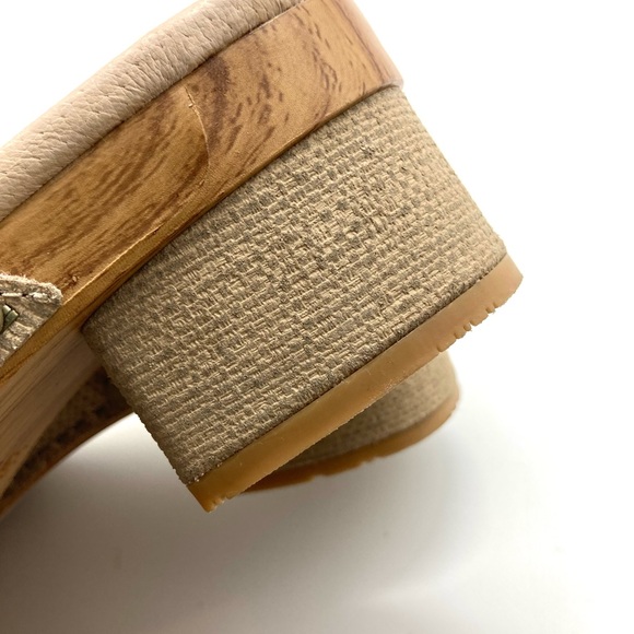 Dansko Maci Taupe Textured Beige Leather Sandals - Picture 15 of 16